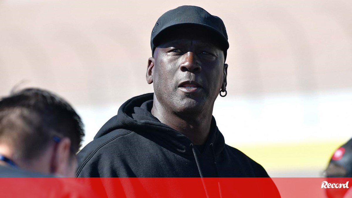 Antiga estrela da NFL e o 'aviso' de Michael Jordan: «Tenho um monte de dinheiro apostado em ti, não o f...»