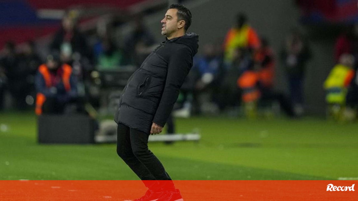 Xavi esclarece gritos no balneário do Barcelona no intervalo do jogo com o Almería