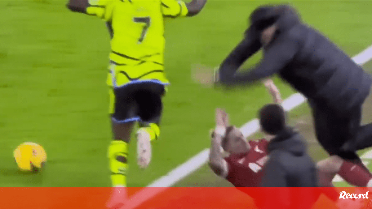 Liverpool-Arsenal: O momento em que Tsimikas abalroou Jürgen Klopp e saiu lesionado