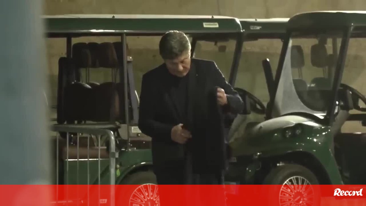 Insólito: treinador do Nápoles 'abandonado' pela equipa após derrota em Roma