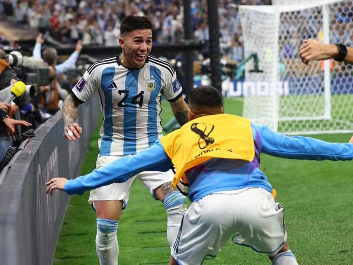 Faça um jogo engraçado de cara de galinha para crianças. cortar e