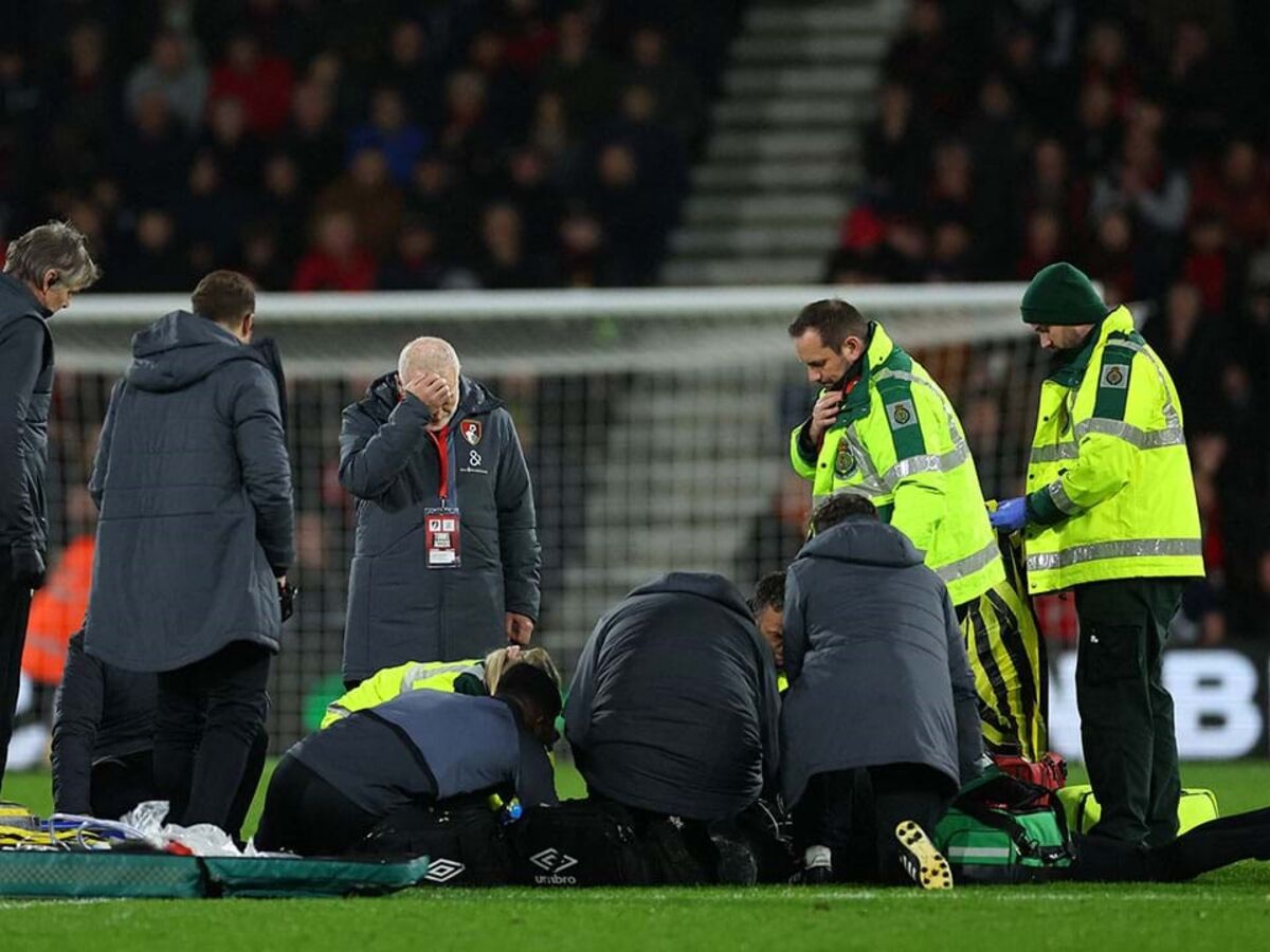 Paragem cardíaca. Jogador do Luton colapsa em campo e jogo foi