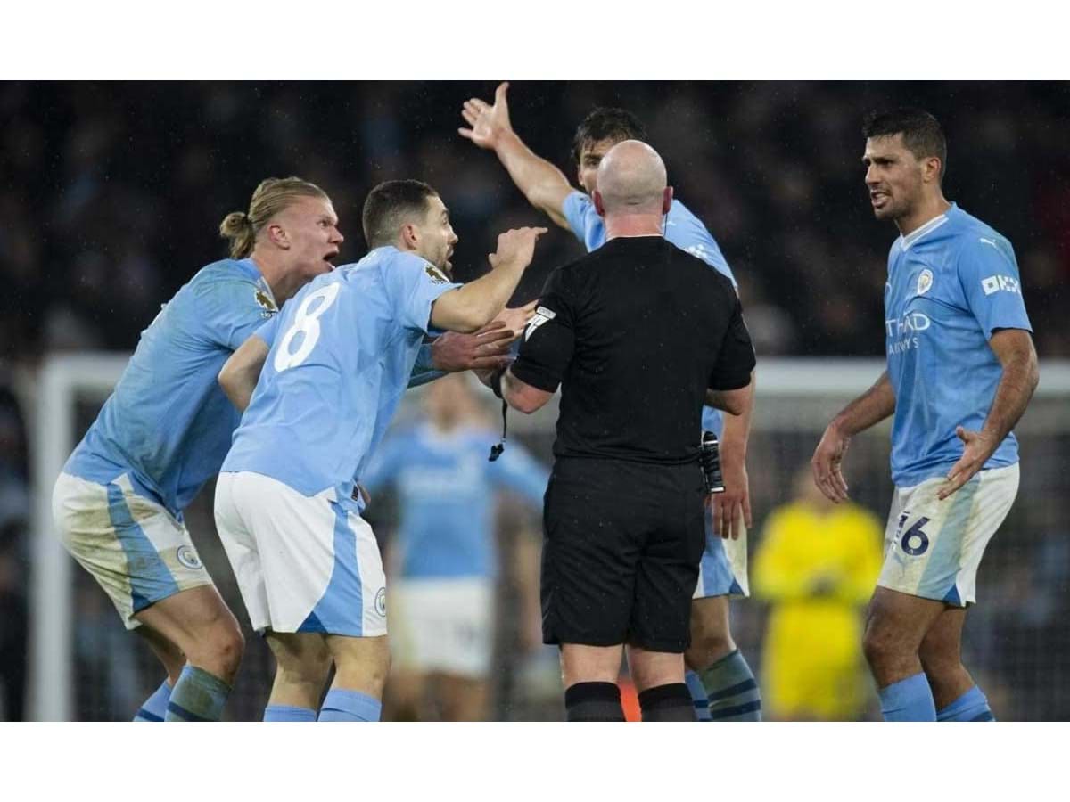 Os jogadores do City cercaram o árbitro no jogo contra o Tottenham