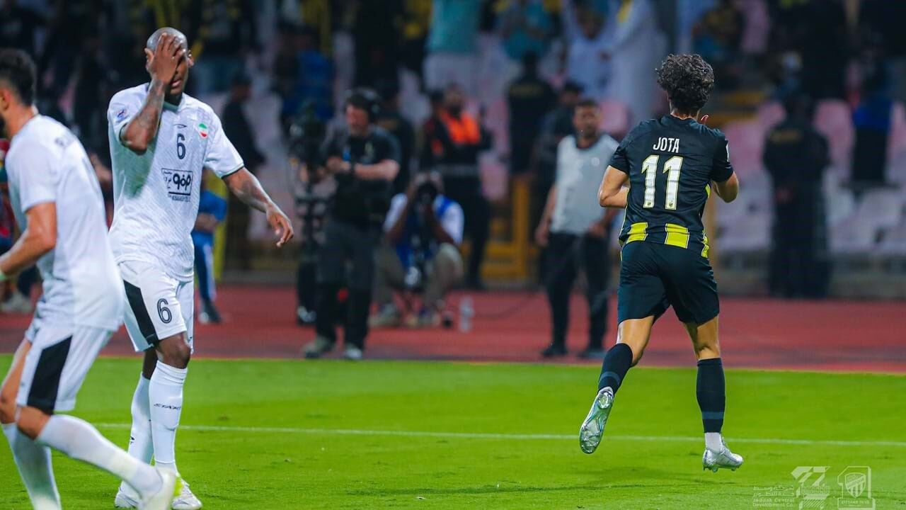 Jota marca e oferece vitória ao Al Ittihad frente ao Sepahan de