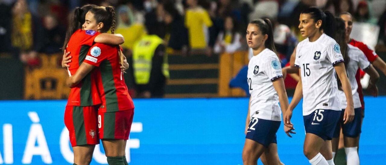 Carole conforta Diana Gomes perante o olhar das francesas