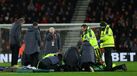 Capitão do Luton Town colapsa em campo e interrompe jogo