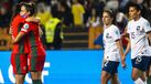 Carole conforta Diana Gomes perante o olhar das francesas