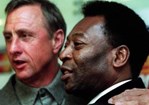 Johan Cruyff e Pelé numa fotografia tirada em 1999