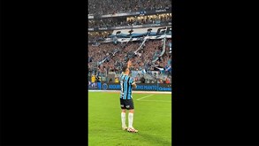 Arrepiante: Suárez emocionado com homenagem dos adeptos no último jogo em casa do Grémio