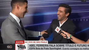 Luis Suárez interrompeu 'flash' de Abel Ferreira e atirou: «Estou à espera que agradeças...»