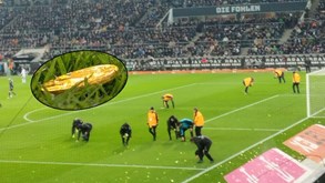 Mönchengladbach e Bremen empatam sob 'chuva' de moedas de chocolate