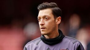 Özil provoca DiCaprio com 'boca' sobre namoradas: «O Arsenal tem mais de 25 anos...»