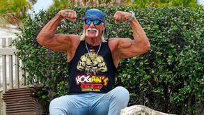 Hulk Hogan batizado aos 70 anos