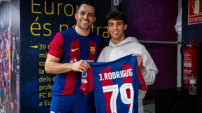 João Félix foi ver o hóquei do Barcelona e recebeu camisola de João Rodrigues