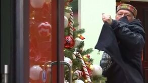 Apanhados: Guardião do Arsenal rouba árvore de Natal com ajuda... do pai