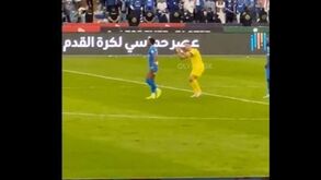 Ronaldo aplaudiu de forma irónica um jogador do Al Hilal que sacou amarelo a Otávio