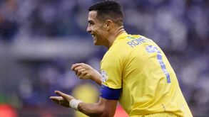 Al Hilal-Al Nassr: o gesto de Cristiano Ronaldo para o árbitro após um lance em que pediu penálti