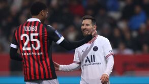 Antigo central do Benfica recorda treinos com Messi no Barcelona: «Não nos deixavam tocar nele...»