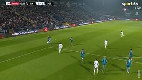 O lance do segundo amarelo e consequente vermelho para Youssouf no Famalicão-FC Porto