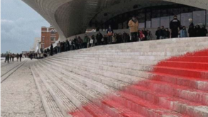 Ativistas do Climáximo atiram tinta à escadaria do MAAT em Lisboa