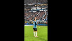 Arrepiante: Suárez emocionado com homenagem dos adeptos no último jogo em casa do Grémio