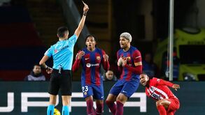 Barcelona acusa árbitro assistente de se pôr à escuta atrás da porta do balneário da equipa