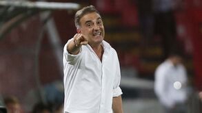 Carlos Carvalhal ruma ao Olympiacos