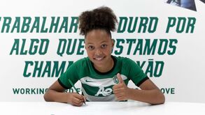 Tem 14 anos e joga nos sub-19: Eliana Almeida assina contrato de formação com o Sporting
