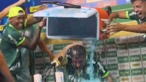 Jogadores do Palmeiras dão banho de gelo a Abel Ferreira na sala de imprensa: «Amo estes caras»