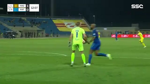 Insólito: defesa queria cumprimentar o guarda-redes, tocou a bola com a mão e... cometeu penálti