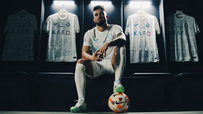 Alex Telles e Talisca apresentam terceiro equipamento do Al Nassr para esta época