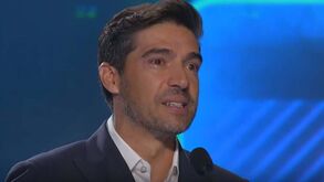 Abel Ferreira recebe prémio de treinador do ano e emociona-se: «Chegou a altura de pensar na minha família»