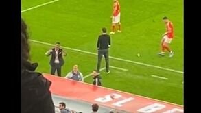 Adjunto de Schmidt não gostou dos protestos e Luisão pediu calma: outro ângulo da contestação dos adeptos do Benfica