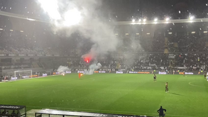 O momento em que o V. Guimarães-Sporting foi interrompido devido ao arremesso de tochas para o relvado