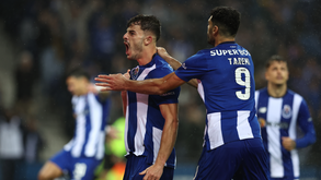 Zé Pedro ganha nas alturas e aumenta a vantagem do FC Porto frente ao Casa Pia