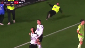 A queda deve ter doído, mas a foto não faltou: fotógrafo do Mérida-Málaga torna-se viral após este momento