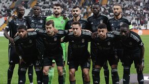 Besiktas afasta cinco jogadores por 