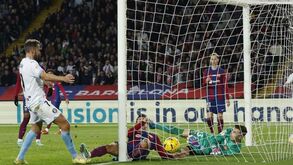 Uma dor de cabeça chamada defesa: Barcelona suspira pelo 'muro' da época passada
