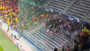 Adeptos do Benfica 'furam' proibição da UEFA e estão no estádio do Salzburgo