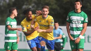 Sporting-Estoril, 0-2: líder de pedra e cal dá prova de força