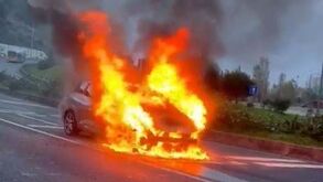 Carro consumido por chamas em avenida de Lisboa