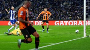 Shakhtar empatou em lance que provocou a fúria no Dragão: auxiliar levantou bandeira, baixou-a e ucranianos marcaram