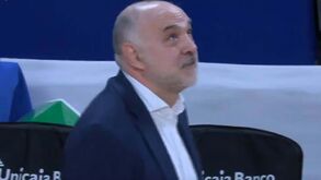 Treinador dispensado pelo Real Madrid regressa a 'casa' pelo Bayern Munique e é ovacionado