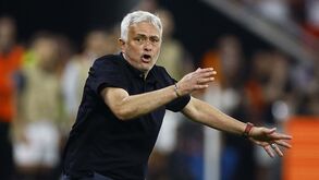 Mourinho condenado a doar 20 mil euros a instituição após criticar árbitro e jogador