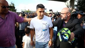 Grémio inicia campanha de homenagem a Suárez e fatura mais de 100 mil euros... em duas horas e meia