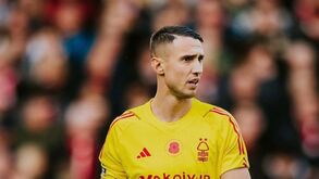 Odisseia de Vlachodimos continua com percalços: Ex-Benfica tarda em afirmar-se no Nottingham