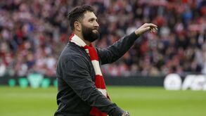 Jon Rahm obrigado a mudar de roupa no At. Bilbao-At. Madrid depois de assinar contrato com a Arábia Saudita