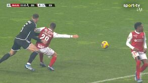 Sp. Braga pediu segundo amarelo para Morato neste lance: árbitro mandou seguir