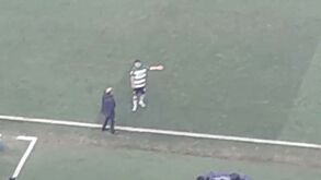 Ambiente tenso junto ao banco do FC Porto com Vítor Bruno amarelado