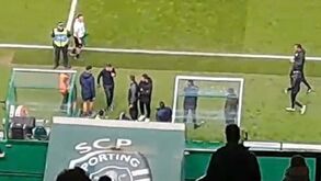 Intervalo em Alvalade: Sérgio Conceição furioso junto ao túnel de acesso aos balneários